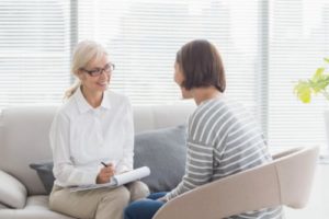 Woman and therapist discuss a benzo addiction treatment program