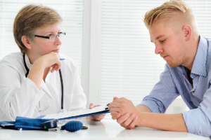 client in blue shirt talks with therapist about psychotherapy techniques